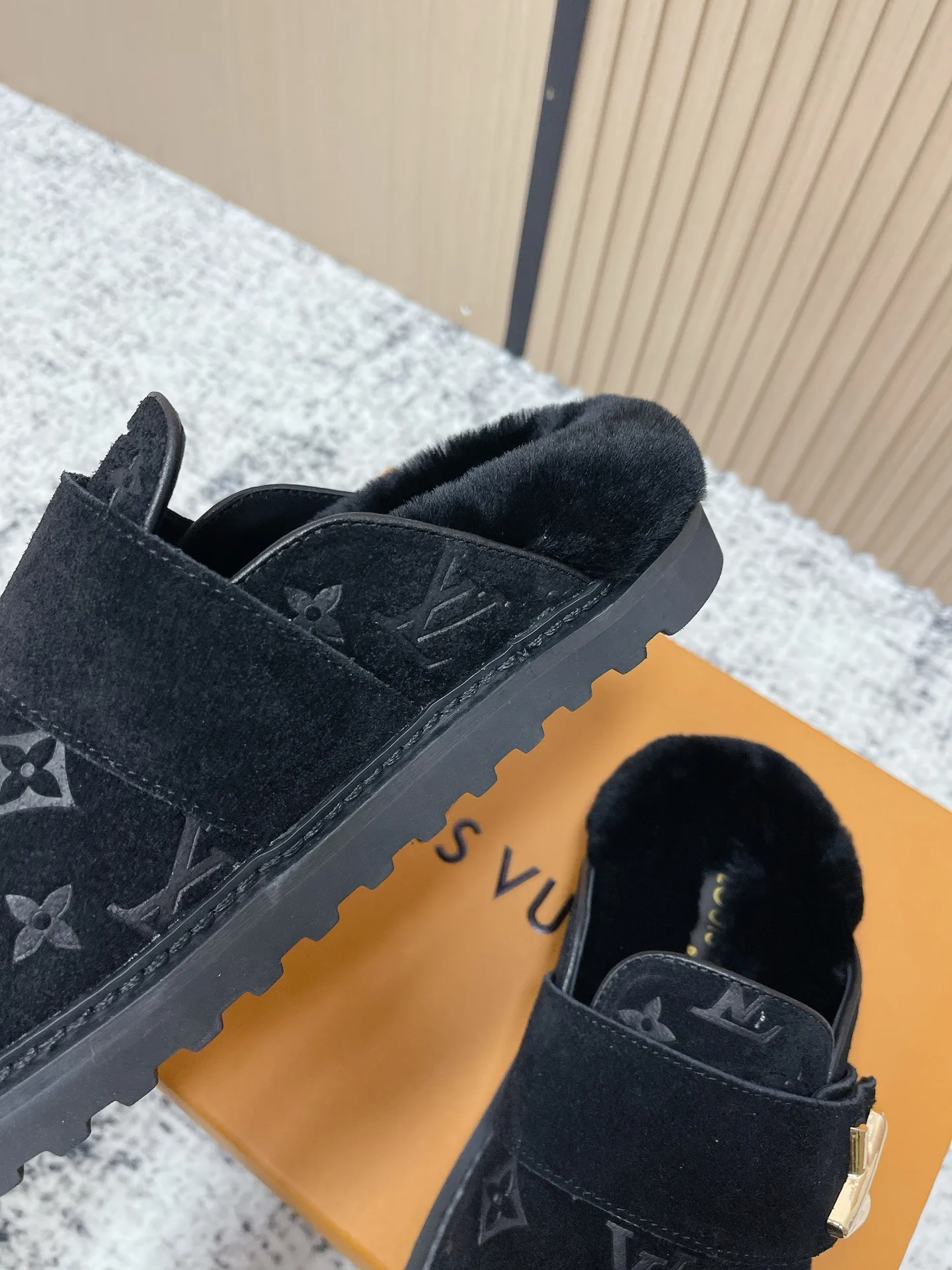 [L Home] P: 500💰 Size: 35-46 (female 40.41, male 45 46 custom-made) Top version Louis vuitton Lv top version LV couple's wool slippers New couple's Birkenstock slippers Cute and loveable, the foot feel is not too good Simple and high-end Sling-hee design Ready to wear and go Good news for lazy people Upper imported cowhide/imported old floral cloth Original hardware buckle, original molded high-density foam outsole. Fabric: Yangjing/classic jacquard fabric. Lining: imported wool lining. Sole: original foam combination sole.